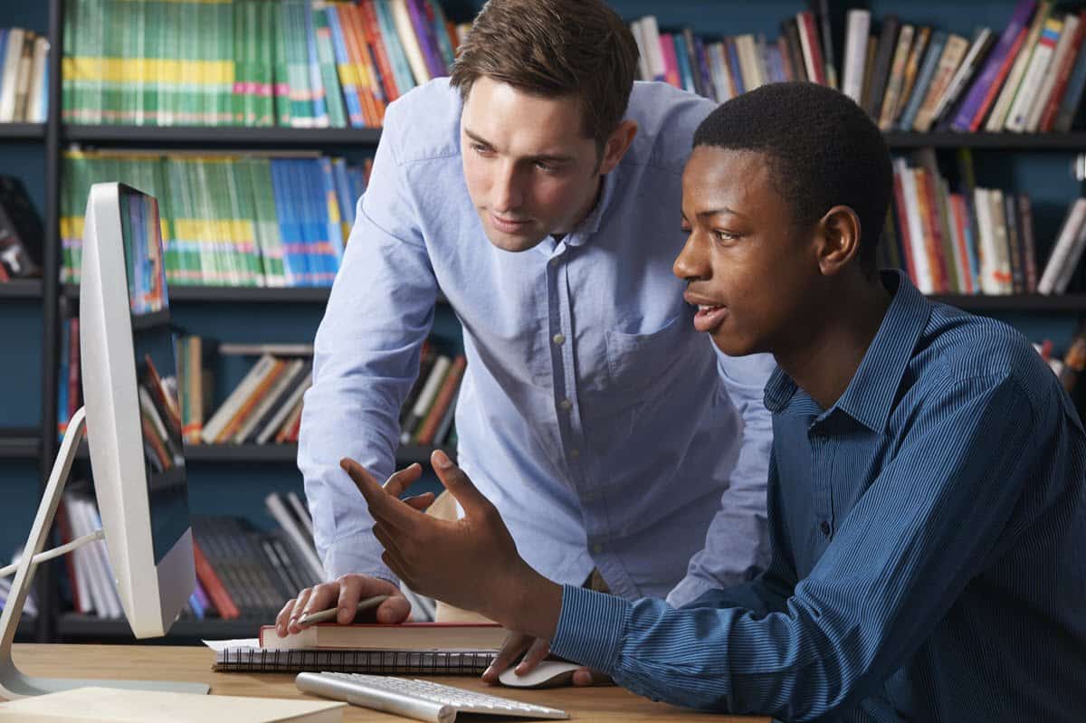 Un étudiant qui apprend l'anglais dans un cours privé avec son professeur.