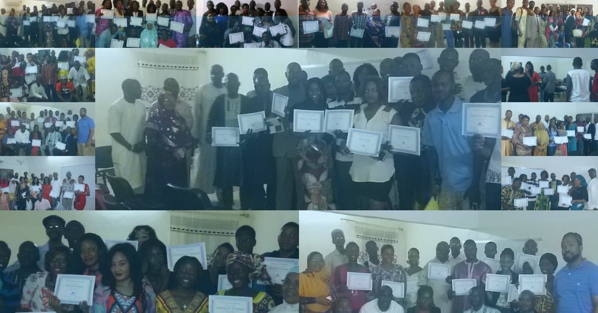 Photos de graduations de plusieurs groupes aux cours d'anglais général.